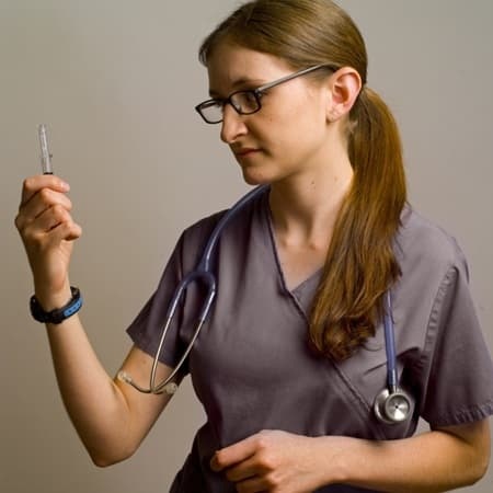 hCG注射を投与する医者